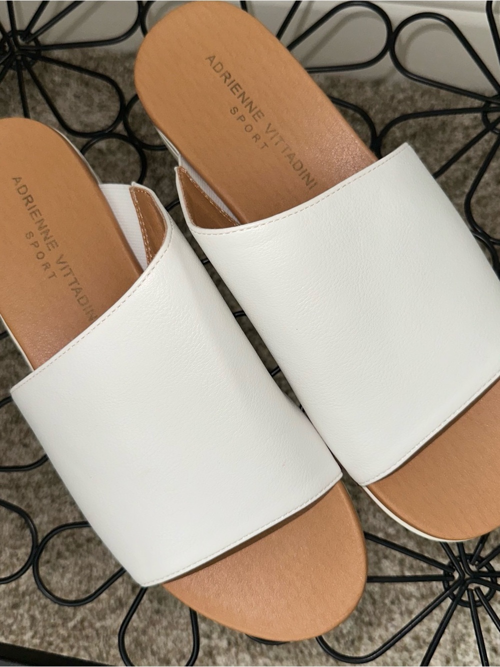 Adrienne Vittadini White Slide Sandals Sz 7.5